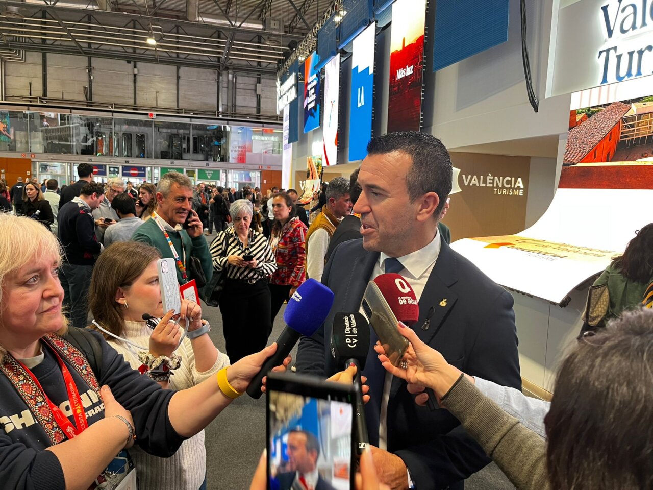 Evento de turismo en Fitur 2026 con participantes interactuando