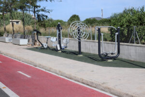 Zona de ejercicio al aire libre en Rafelbunyol con maquinaria fitness