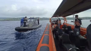 Botes de rescate en aguas de Indonesia durante la búsqueda de Fernando Martín.