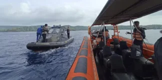 Botes de rescate en aguas de Indonesia durante la búsqueda de Fernando Martín.