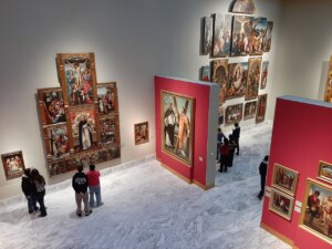 Interior del Museo de Bellas Artes de València con visitantes observando obras de arte