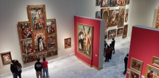 Interior del Museo de Bellas Artes de València con visitantes observando obras de arte