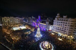 Vista nocturna de la plaza del Ayuntamiento de Valencia durante Nochevieja