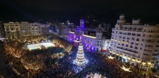 Vista nocturna de la plaza del Ayuntamiento de Valencia durante Nochevieja