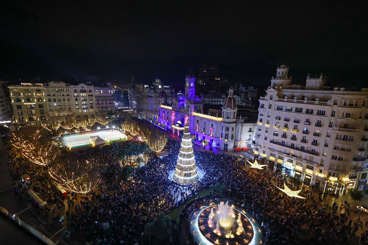 Vista nocturna de la plaza del Ayuntamiento de Valencia durante Nochevieja