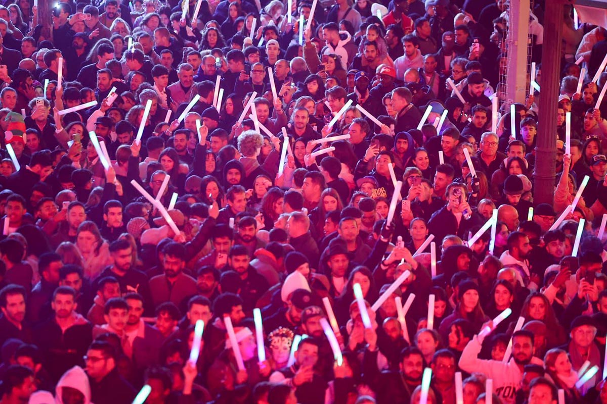 Multitud celebrando Nochevieja en la Plaza del Ayuntamiento de Valencia