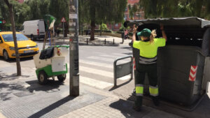 Trabajador vaciando un contenedor de residuos en València