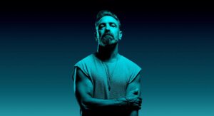 Miembro de OBK posando para la promoción del Vértigo Tour