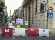 Obras en la calle Sant Joan de Puçol con señalización de tráfico