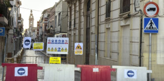 Obras en la calle Sant Joan de Puçol con señalización de tráfico