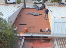 Trabajadores realizando mejoras en el techo del CEIP Virgen del Rosario