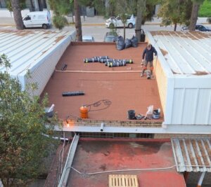 Trabajadores realizando mejoras en el techo del CEIP Virgen del Rosario