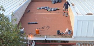 Trabajadores realizando mejoras en el techo del CEIP Virgen del Rosario