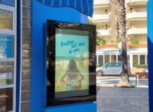 Oficina de turismo en La Pobla de Farnals con cartel promocional