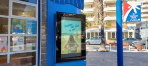 Oficina de turismo en La Pobla de Farnals con cartel promocional