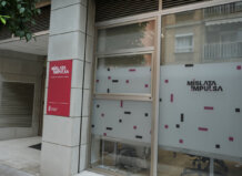 Entrada de las oficinas de Mislata Impulsa con un letrero visible