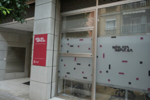 Entrada de las oficinas de Mislata Impulsa con un letrero visible