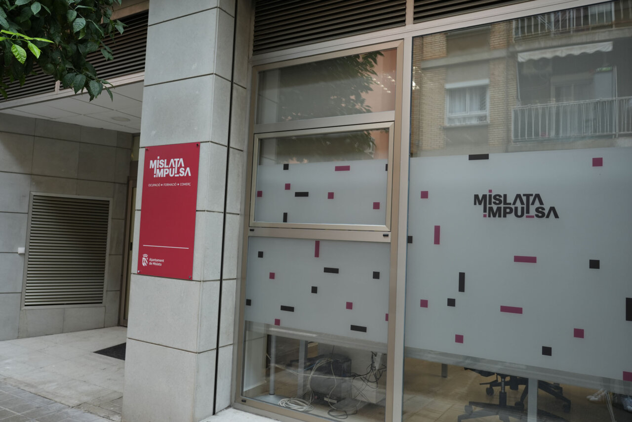 Entrada de las oficinas de Mislata Impulsa con un letrero visible
