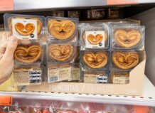 Palmeritas de hojaldre en envase por porciones en estante de supermercado