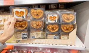 Palmeritas de hojaldre en envase por porciones en estante de supermercado