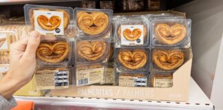 Palmeritas de hojaldre en envase por porciones en estante de supermercado