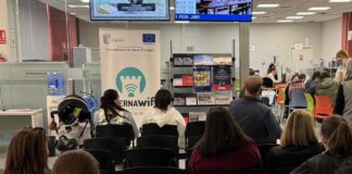 El Ayuntamiento de Paterna promueve el comercio local en pantallas informativas.