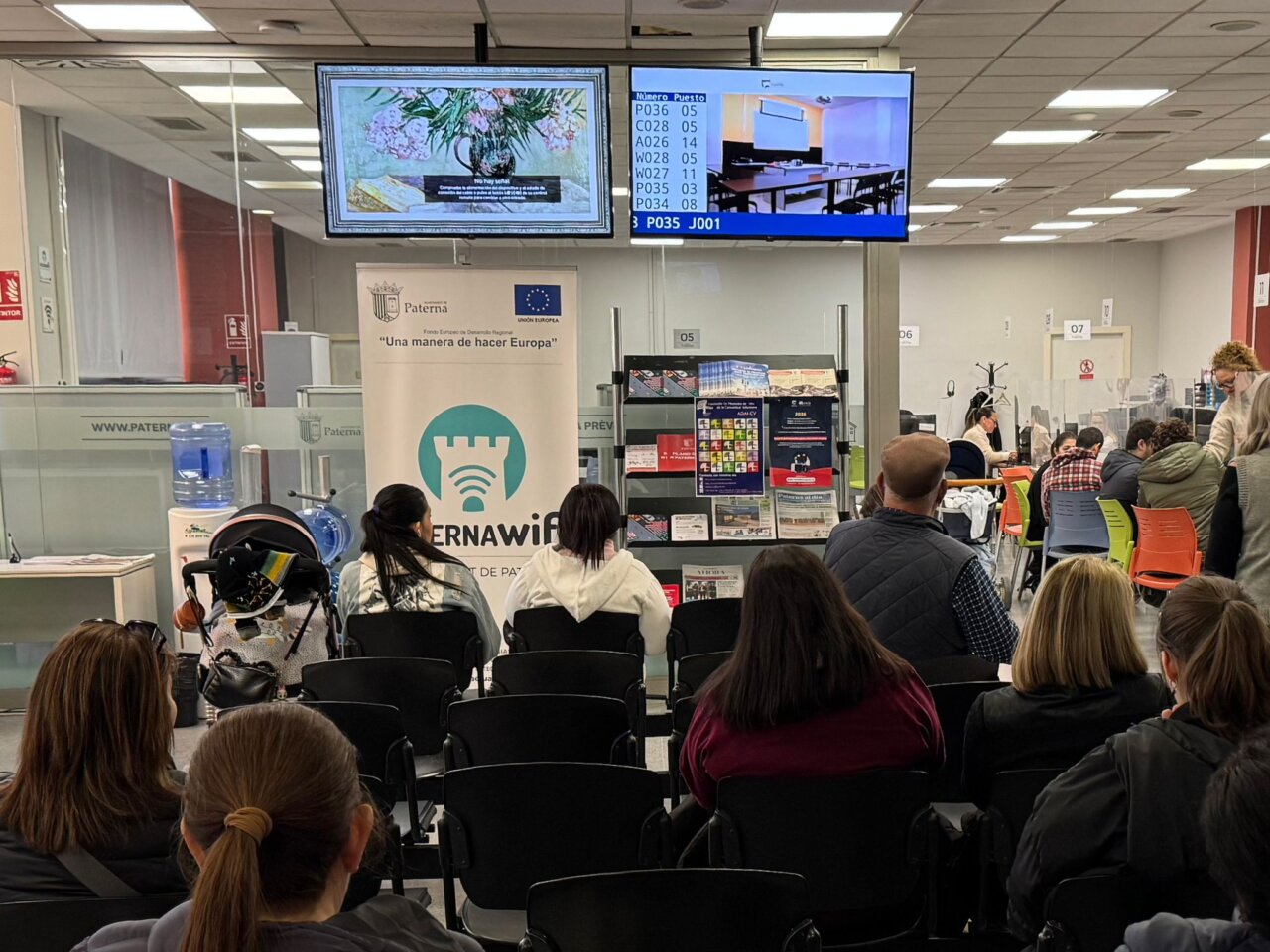 El Ayuntamiento de Paterna promueve el comercio local en pantallas informativas.