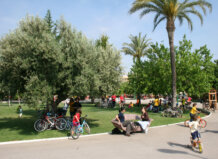 Familias disfrutando de un día soleado en el Parc Ausiàs March
