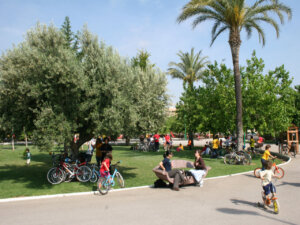 Familias disfrutando de un día soleado en el Parc Ausiàs March