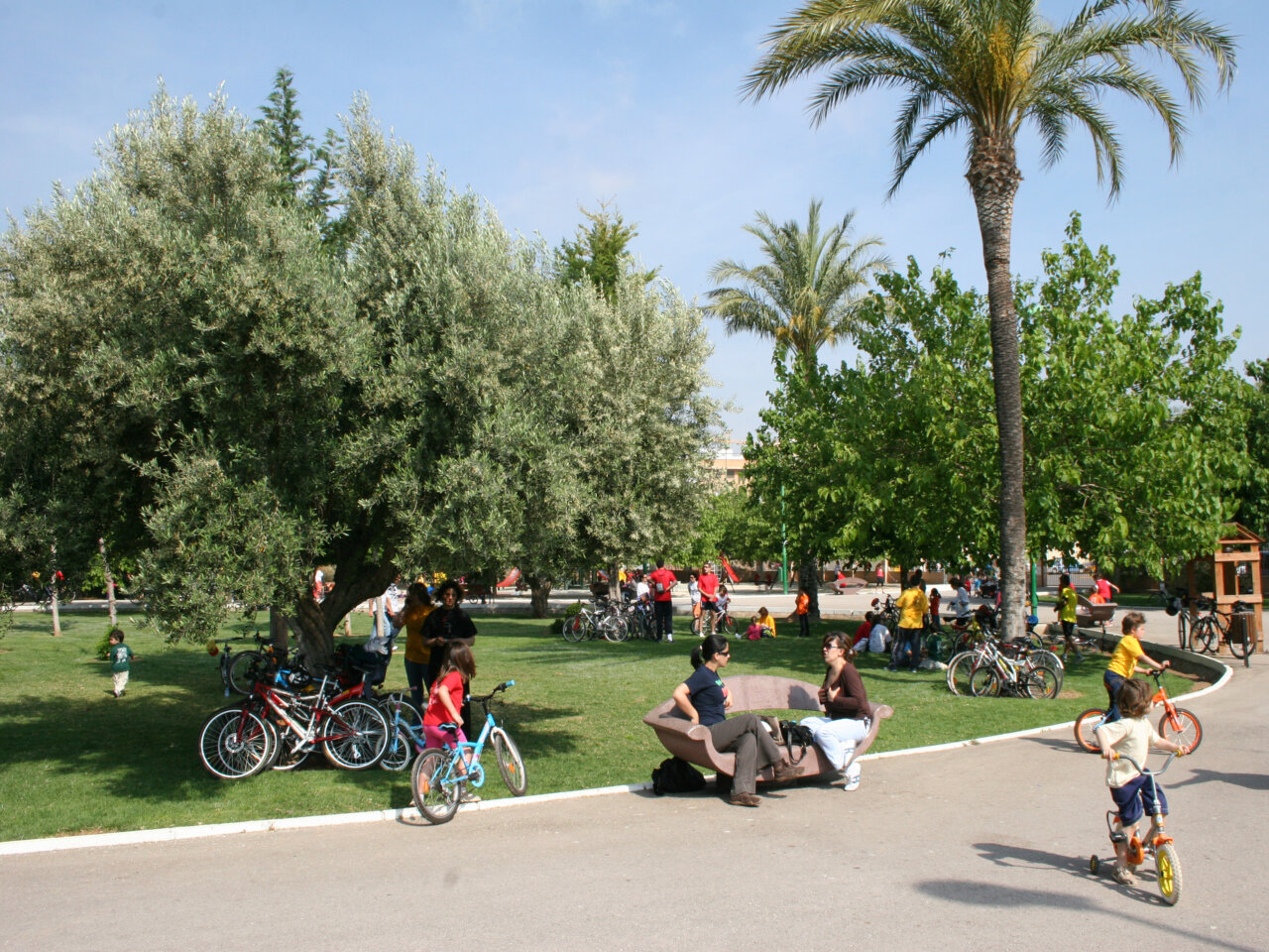 Familias disfrutando de un día soleado en el Parc Ausiàs March