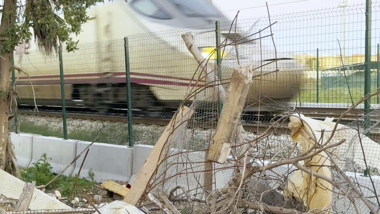 Estado de abandono del parque en la calle Senia en Alfafar