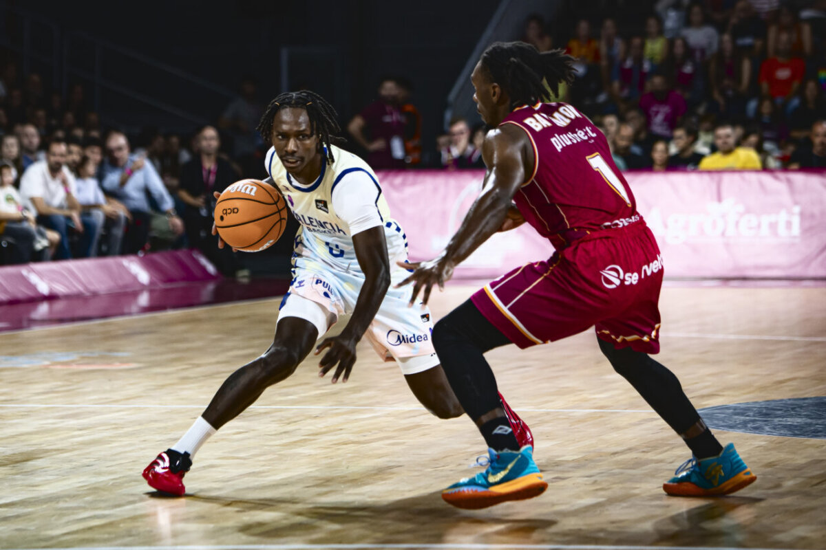 Jugador de Valencia Basket driblando el balón durante un partido emocionante.