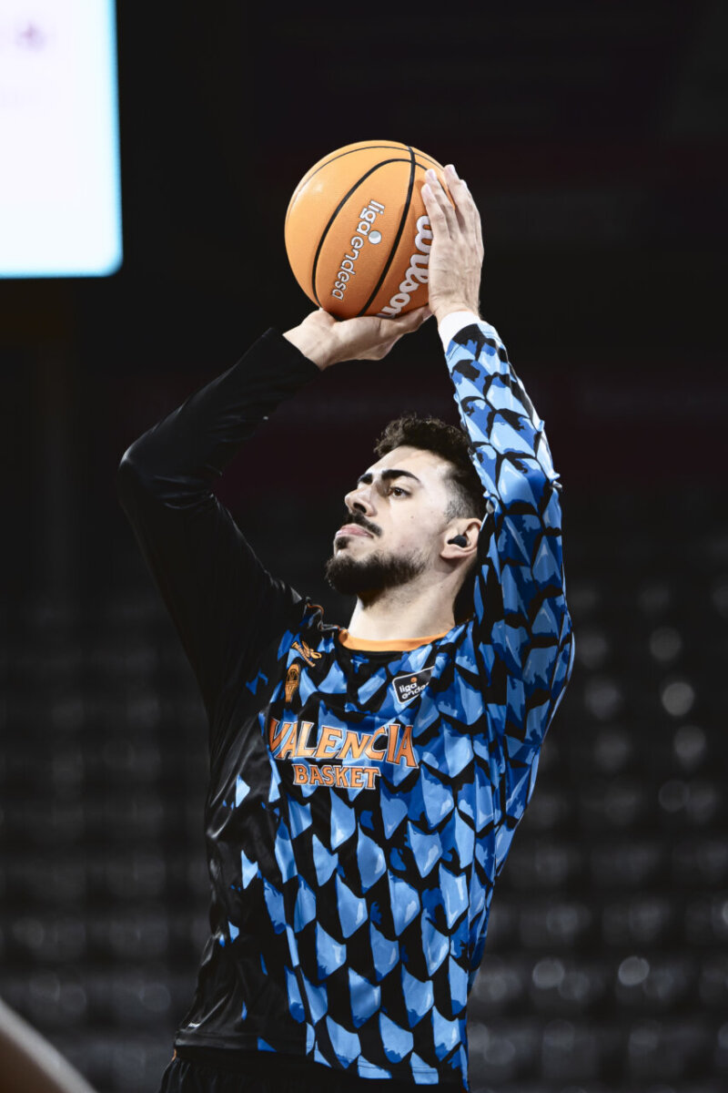 Jugador de Valencia Basket lanzando a canasta en el Roig Arena