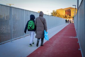 Pasarela peatonal del CEIP Juan XXIII en Torrent con personas caminando.