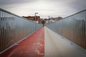 Vista de la nueva pasarela peatonal del CEIP Juan XXIII en Torrent