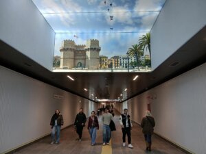 Paso peatonal en la estación Xàtiva de Metrovalencia con gente caminando.