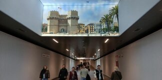 Paso peatonal en la estación Xàtiva de Metrovalencia con gente caminando.