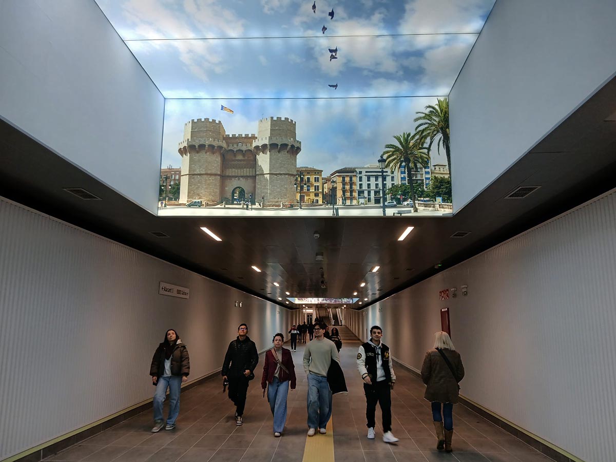 Paso peatonal en la estación Xàtiva de Metrovalencia con gente caminando.