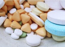 Varias pastillas de glucosa de diferentes formas y colores en un plato.