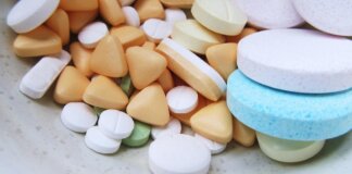 Varias pastillas de glucosa de diferentes formas y colores en un plato.