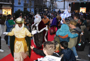 Cabalgata de Reyes Magos en Picanya con personajes y niños