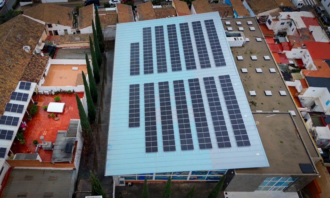 Vista aérea de la piscina La Cotxera con paneles solares