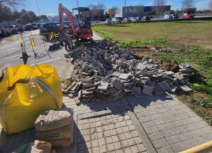 Obras en un solar de Alfafar para crear aparcamientos públicos.