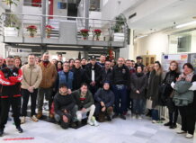 Grupo de personas en el Ayuntamiento de Quart de Poblet tras la activación del Plan de Empleo