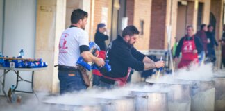 Hombres cocinando en grandes calderas en Pobla de Farnals