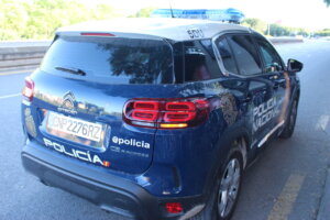 Coche de la Policía Nacional en una carretera de Valencia