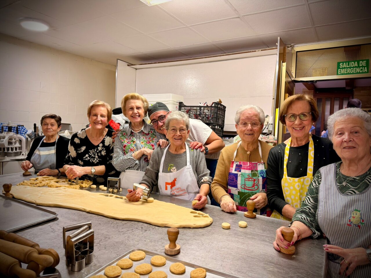 Mujeres del barrio de la Ermita participan en la elaboración de santblaiets.
