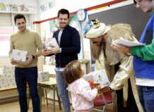 Niños recibiendo regalos en la Escuela-Comedor de Mislata