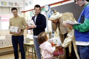 Niños recibiendo regalos en la Escuela-Comedor de Mislata