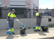 La formació i l’ocupació es reforcen a Paiporta amb dos nous programes per a 50 alumnes treballadors Dos trabajadores limpiando la calle en Paiporta con herramientas de jardinería